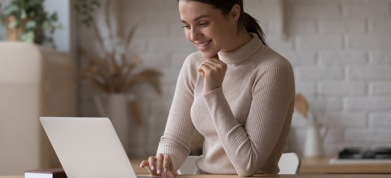 Mujer resolviendo dudas sobre el servicio de energía.
