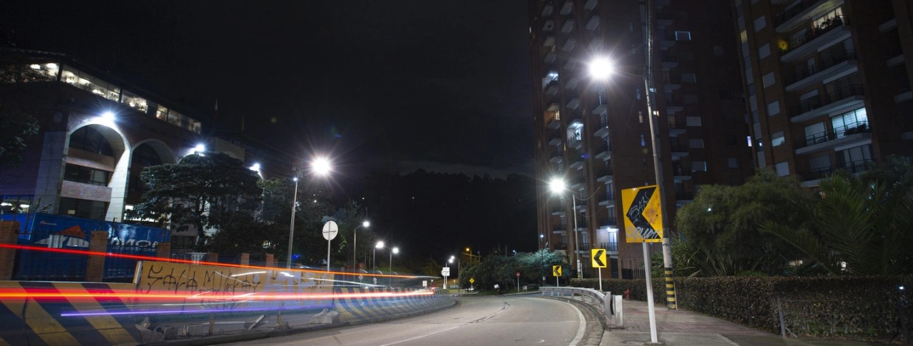 Alumbrado público en las ciudades para el desarrollo de eventos nocturnos.