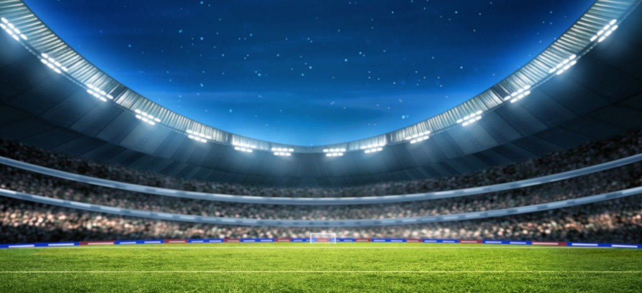Escenarios deportivos que son iluminados gracias a la energía eléctrica.