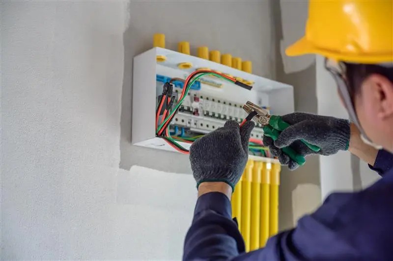 Operarios realizando Obras Eléctricas Confiables para clientes de Enel