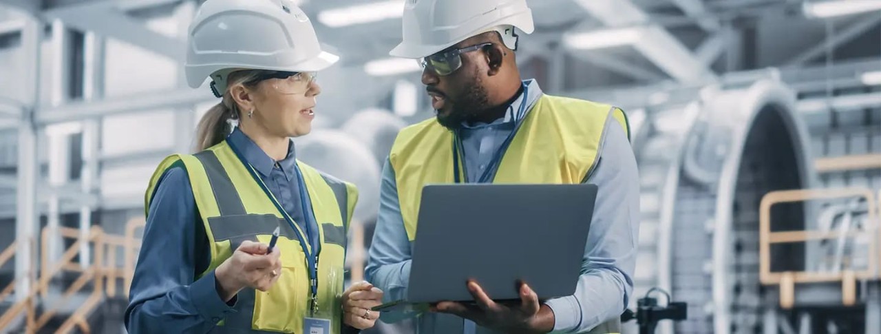 Operarios realizando Obras Eléctricas Confiables para clientes de Enel