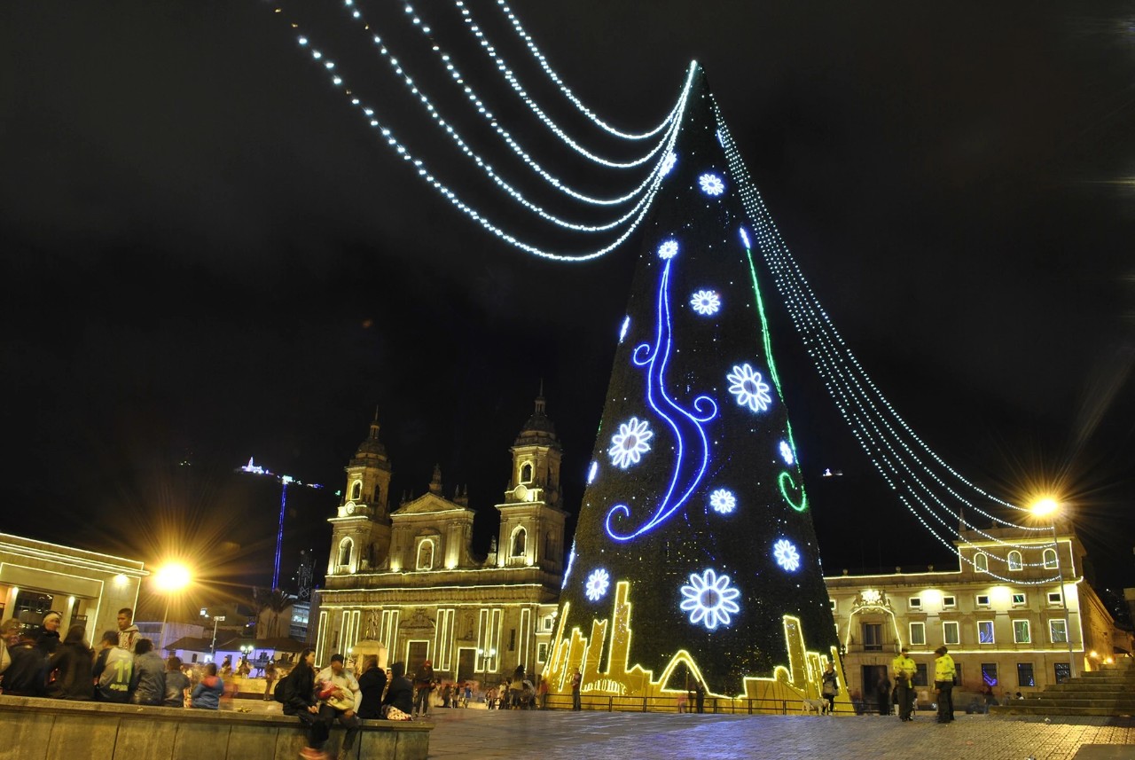 Árbol de Navidad gigante en parque de bogotá, alumbrado navideño Enel