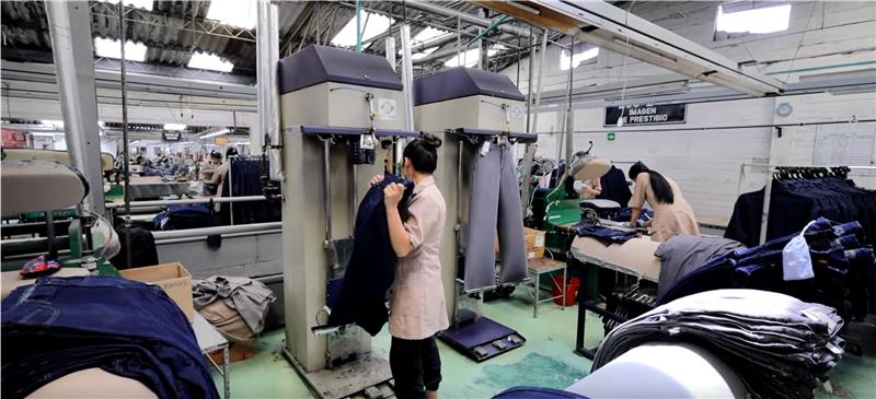 Mujeres en fabrica de jens 