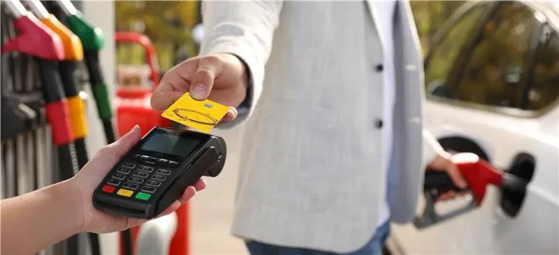 Hombre haciendo uso de su tarjeta de crédito