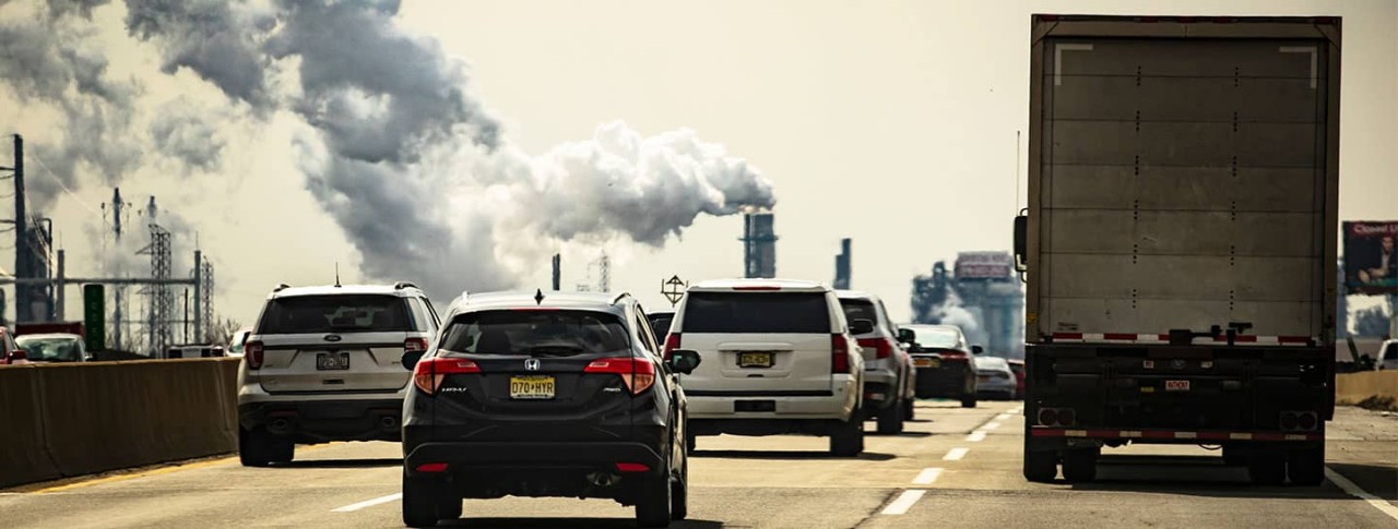 Carros avanzando en una carretera
