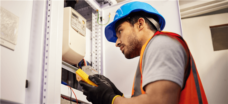 Técnico revisando el contador eléctrico