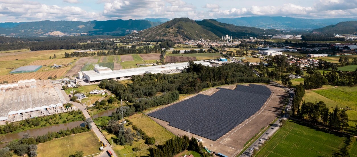 Banner de dos funcionarios Enel, instalando un sistema fotovoltaico en una empresa, Conoce los beneficios  para tu empresa.