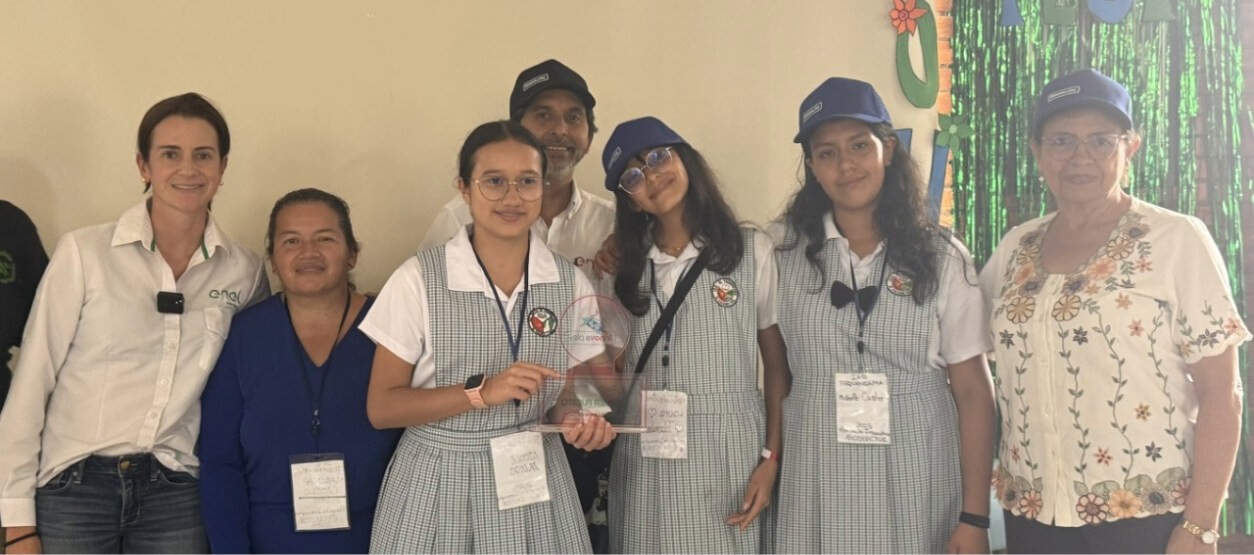 Estudiantes participantes de Innova Play posan junto a docentes y equipo del programa durante la tercera edición en Cundinamarca. 