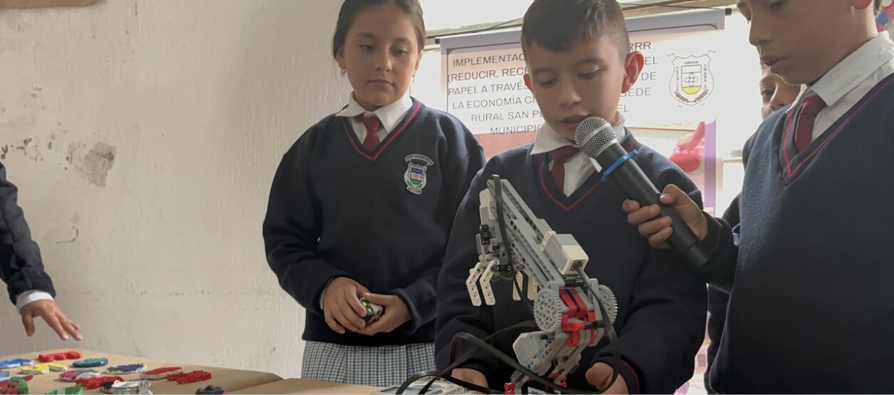 Estudiantes presentan un proyecto de robótica educativa durante una actividad de Innova Play en Cundinamarca. 