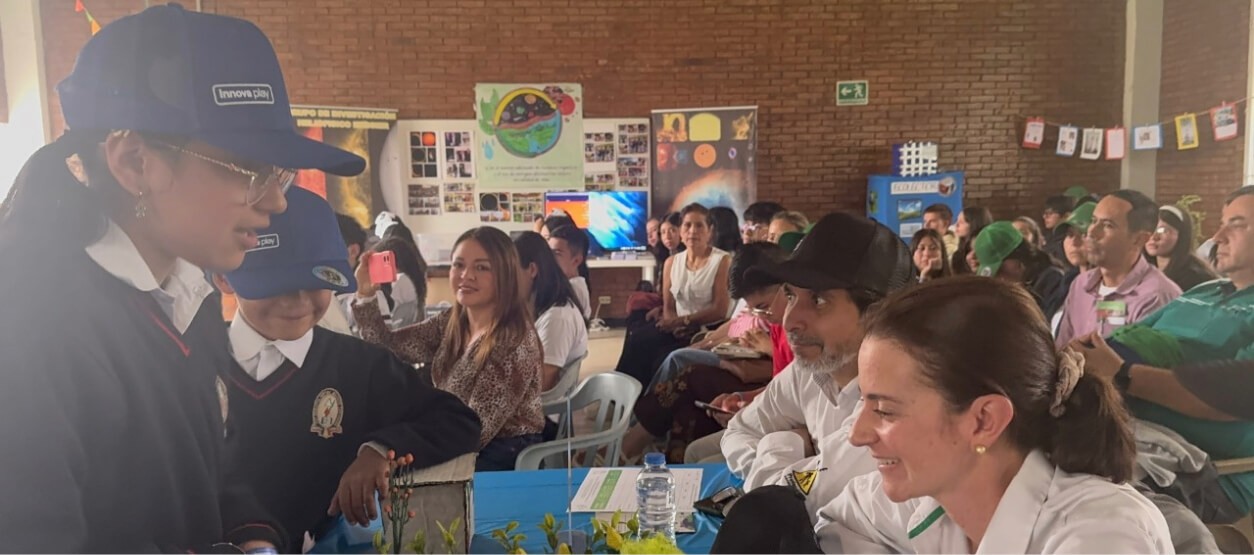 Estudiantes presentan proyecto ambiental de Innova Play a evaluadores en Cundinamarca.