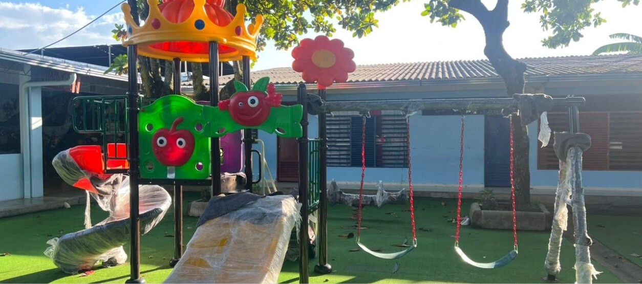 Parque infantil renovado en una institución educativa del Huila para la recreación y el aprendizaje de niñas y niños.