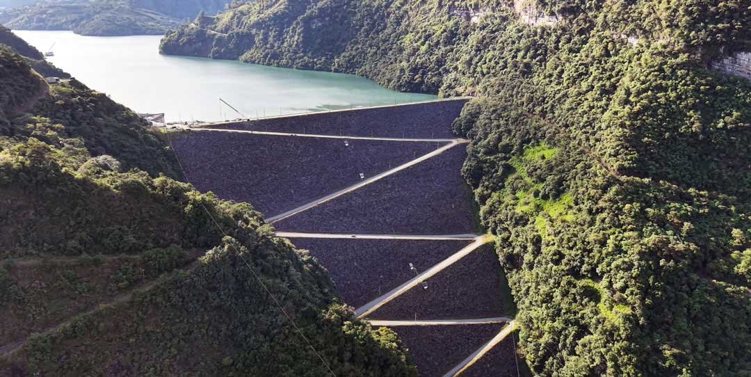 Vista de la represa durante el mantenimiento de la Central Hidroeléctrica El Guavio