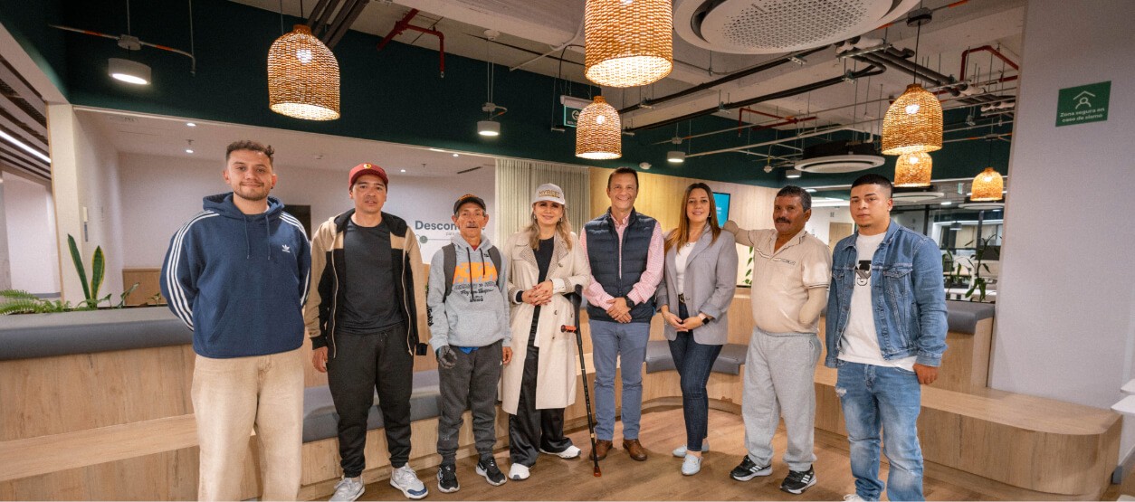 Beneficiarios del Plan Padrino junto a representantes de Fundación Enel Colombia y Fundación Betty Palomino en centro de rehabilitación