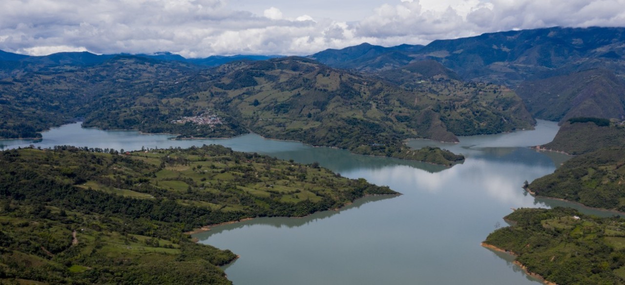 Vista aérea del embalse El Guavio rodeado de bosques andinos y montañas en el oriente de Cundinamarca