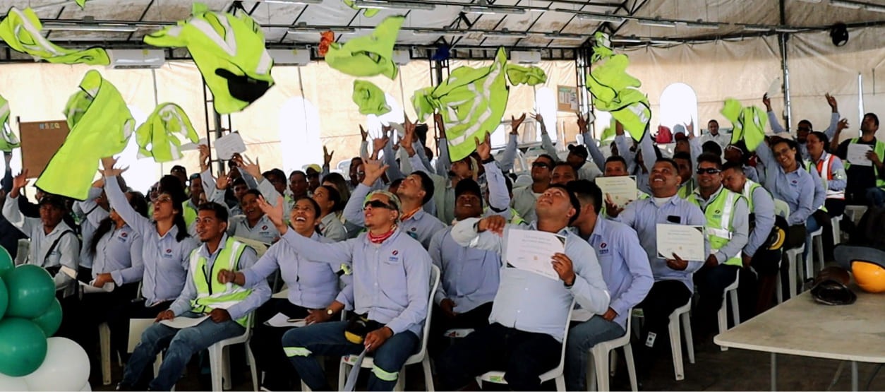   Trabajadores de Guayepo III celebran certificación técnica lanzando chalecos al aire durante graduación en el Atlántico