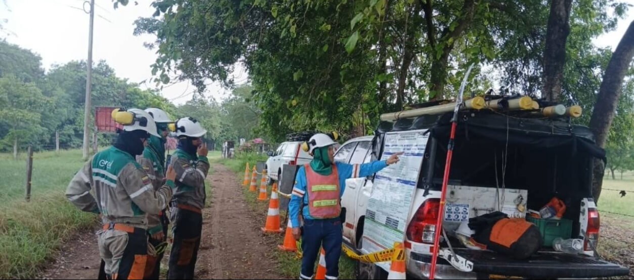 Trabajadores de Enel Colombia con equipos de seguridad en mantenimiento preventivo de redes eléctricas en zona rural