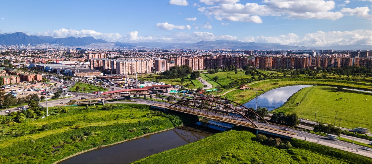 Vista aérea del embalse El Guavio rodeado de bosques andinos y montañas en el oriente de Cundinamarca