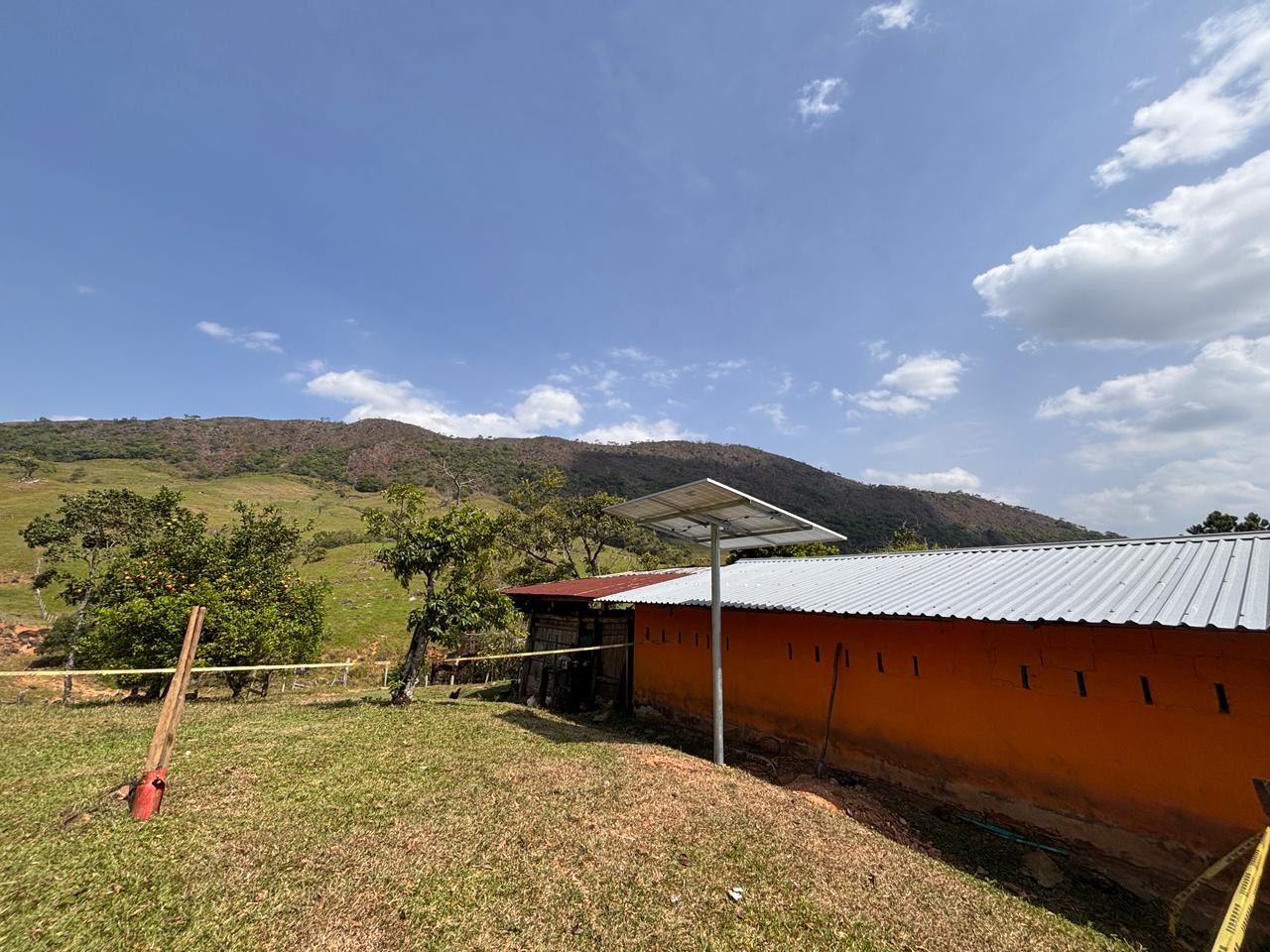 Panel solar instalado junto a una vivienda rural en zona montañosa de Cundinamarca.