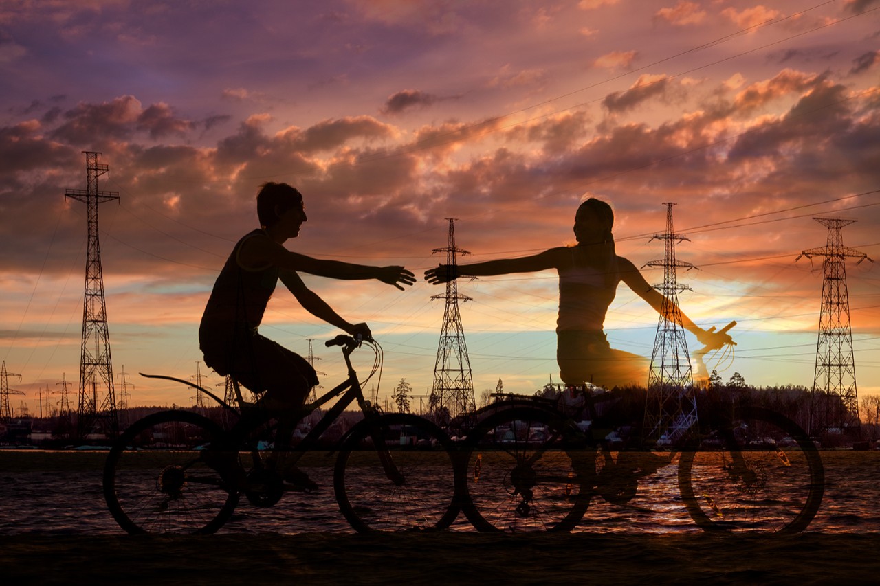 Hombre y mujer montando bicicleta