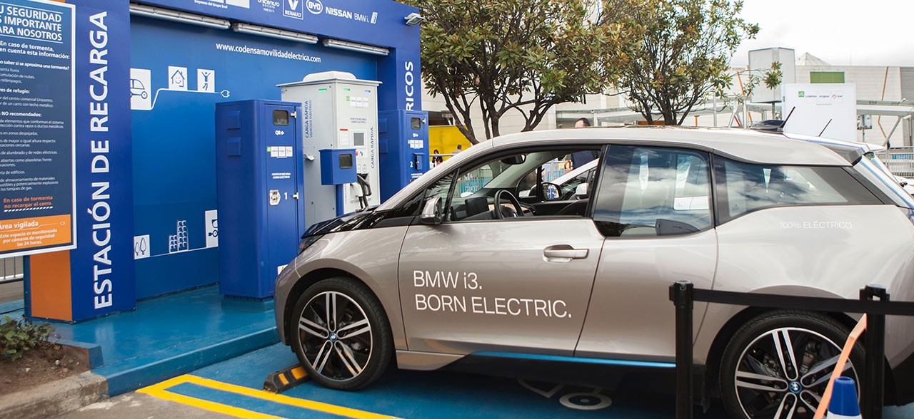 BMW i3 cargando 