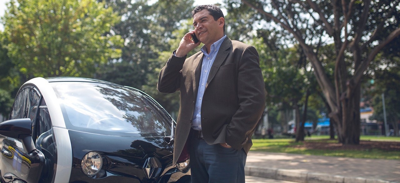 Hombre hablando por celular