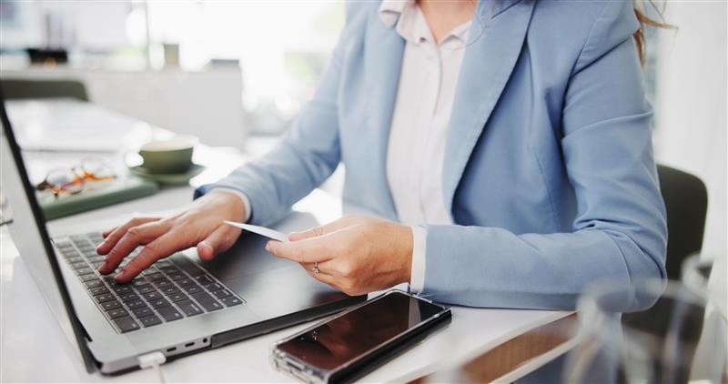 Persona pagando factura de energía Enel en línea desde computador – medios de pago electrónicos