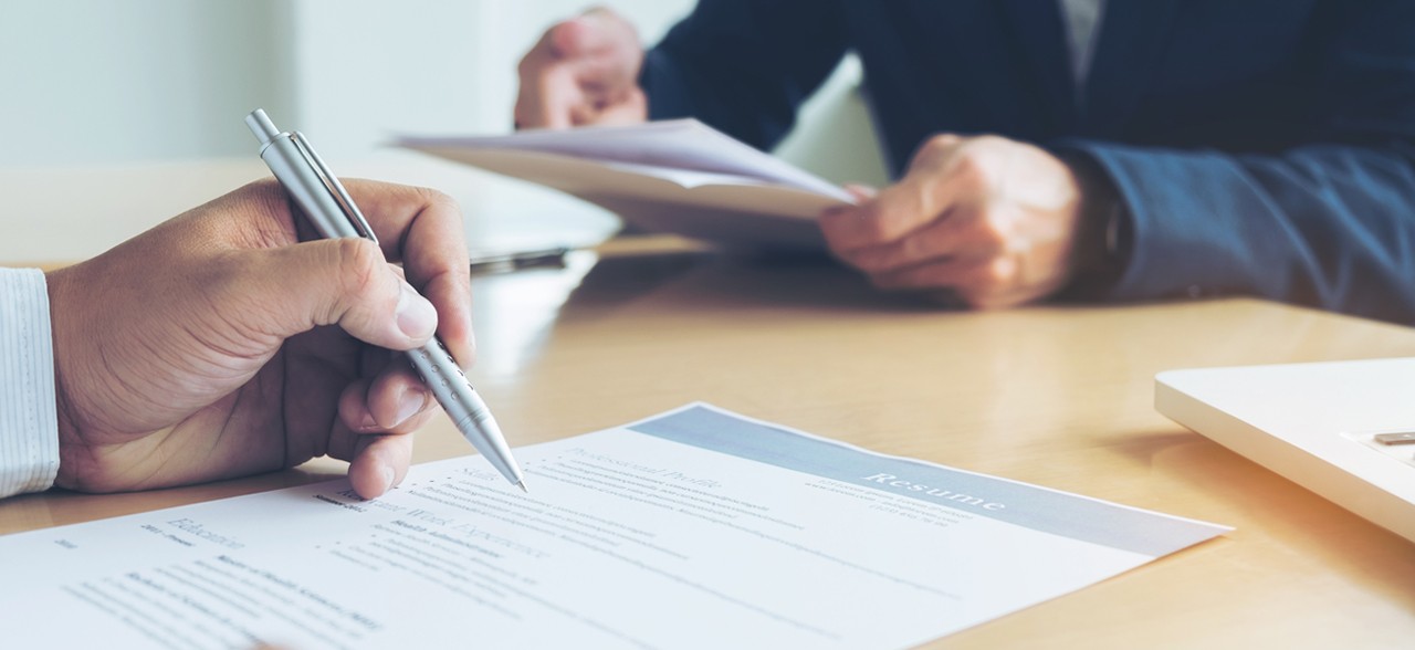 Mujer pagando factura de energía Enel en punto de pago presencial en Bogotá