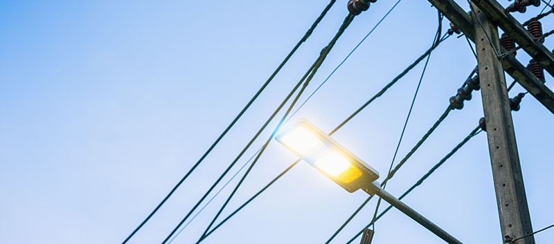 Poste de energía con conexiones eléctricas irregulares detectadas durante una intervención en una industria de plásticos en Sibaté