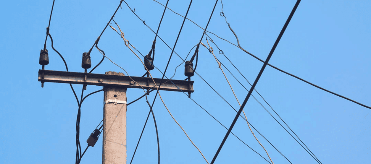 Poste de energía con conexiones eléctricas irregulares detectadas durante una intervención en una industria de plásticos en Sibaté