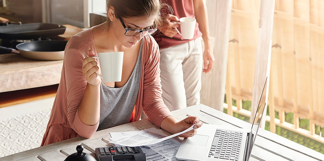 Mujer revisando documentos para solicitar independización de cuentas de energía con Enel Colombia