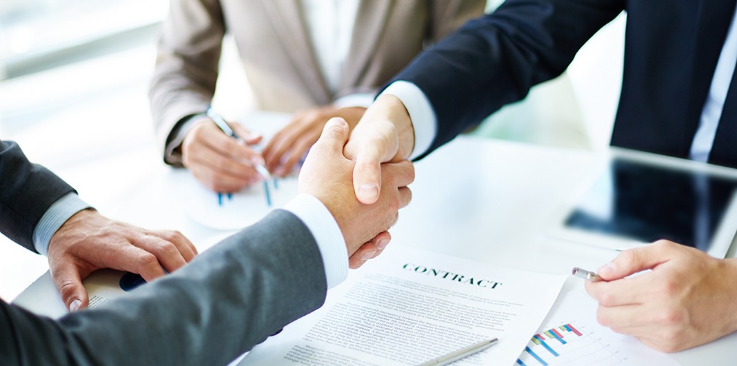 Personas firmando el contrato de servicio público de energía eléctrica de Enel Colombia