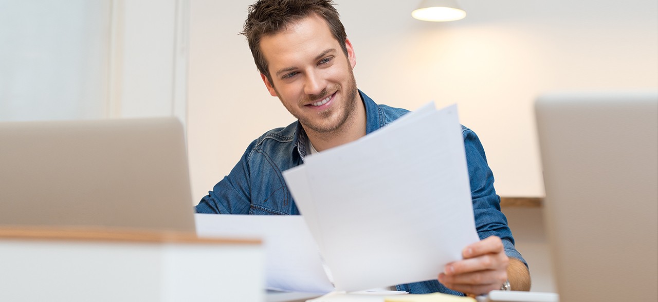 Persona revisando el Manual de Seguridad Eléctrica de Enel Colombia para empresas