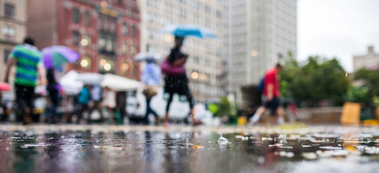 ciudades iluminadas mientras llueve