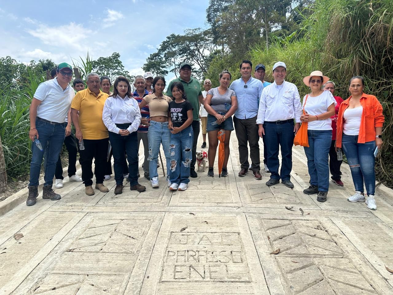 Placa-huellas entregadas por Enel
