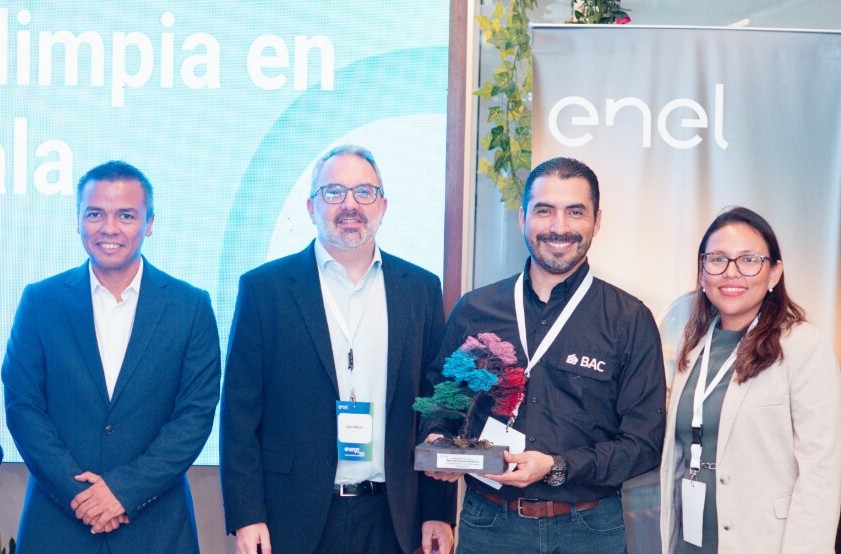 grupo de personas posando con premio