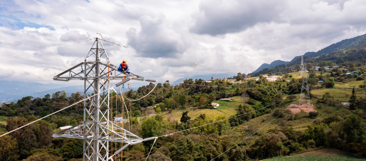 Técnico de Enel realiza mantenimiento en una torre de alta tensión en Villeta.