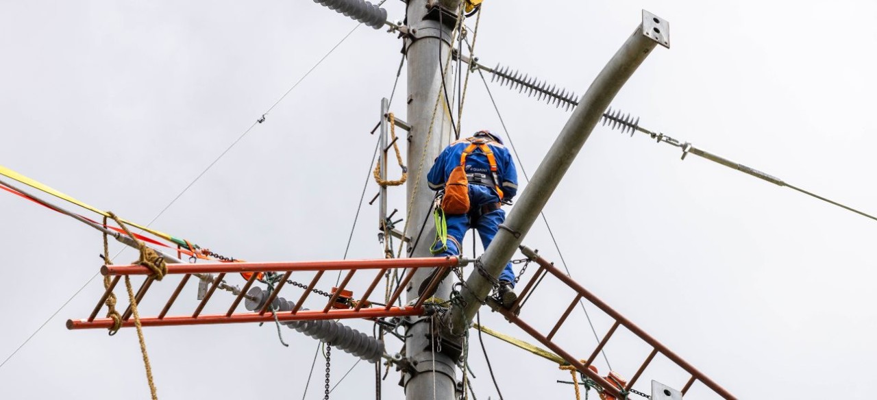 Técnicos de Enel Colombia realizan mantenimiento en red eléctrica aérea desde plataforma elevadora