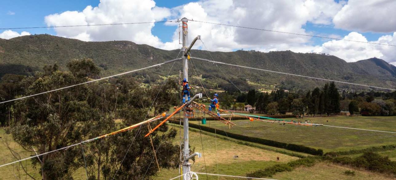 Técnicos de Enel realizan trabajos de mantenimiento en infraestructura eléctrica rural de Cundinamarca.