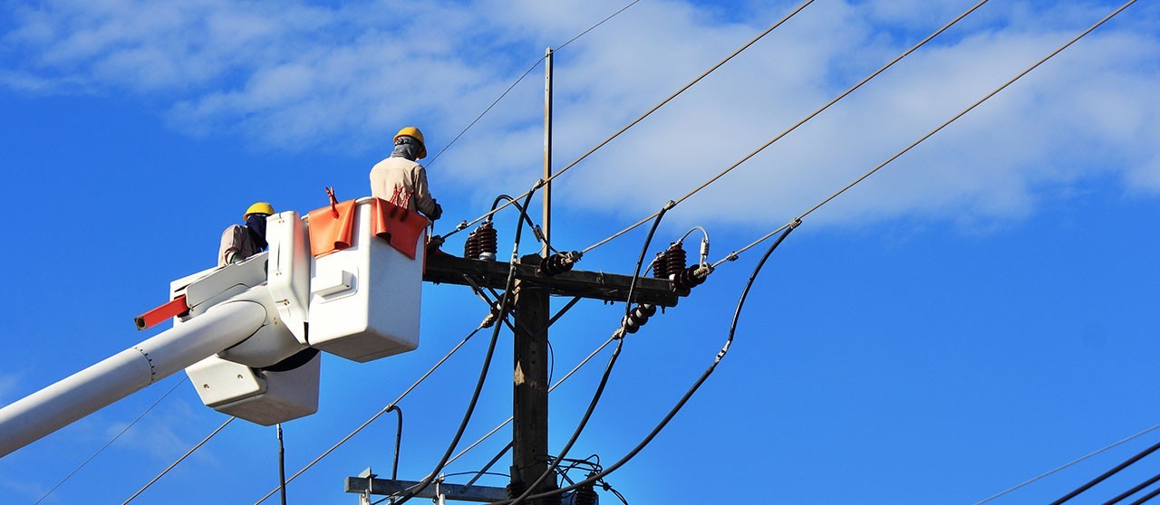 Imagen principal 	Operarios realizando mantenimiento en líneas eléctricas de la subestación Viotá, Cundinamarca, desde una grúa.