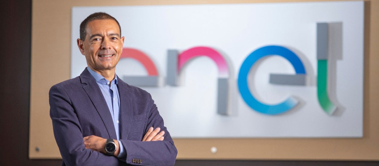 Representante de Enel Colombia frente al logo de la compañía durante la primera Asamblea de Accionistas.