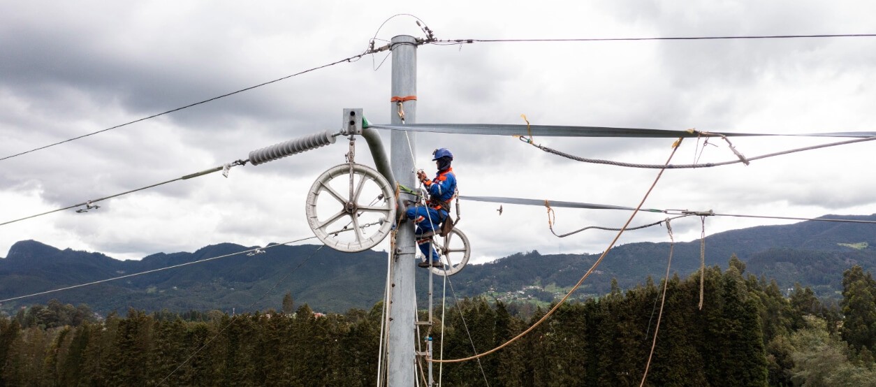 Técnico Enel tendiendo cable en línea alta tensión 115 kV – Sabana Norte Cundinamarca 2025