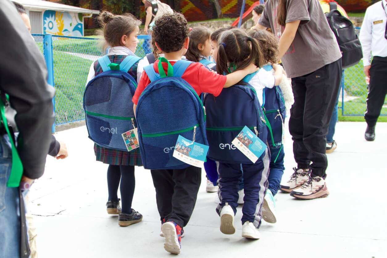 niños caminando con una maleta