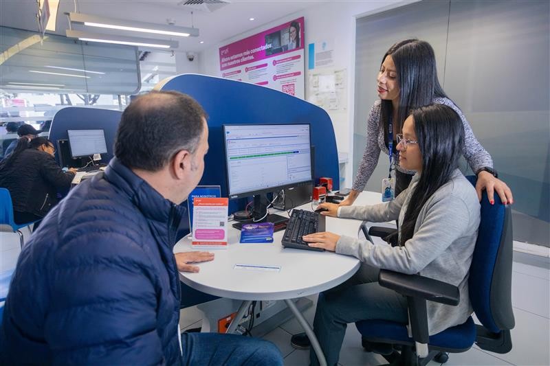 Atención a un cliente en el Centro de Servicio de Enel Colombia.