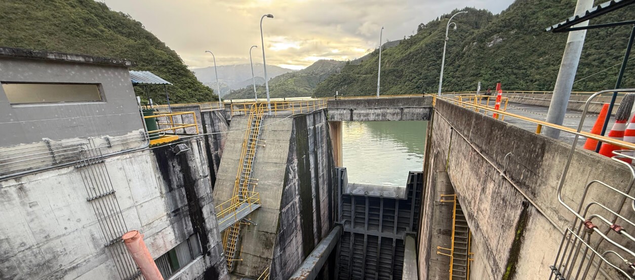 Infraestructura de central hidroeléctrica en Cundinamarca.