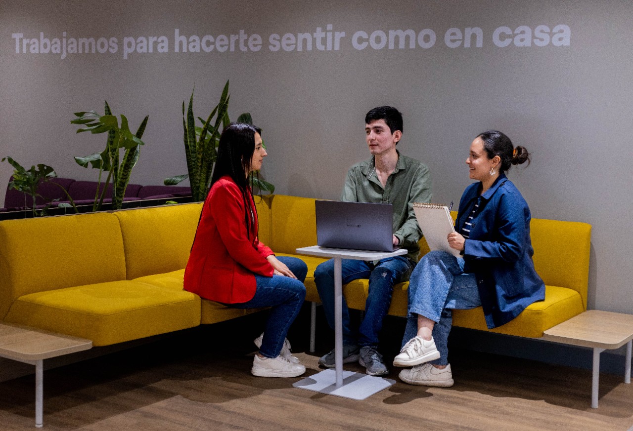 Estudiantes conversan en una reunión de orientación para prácticas profesionales.