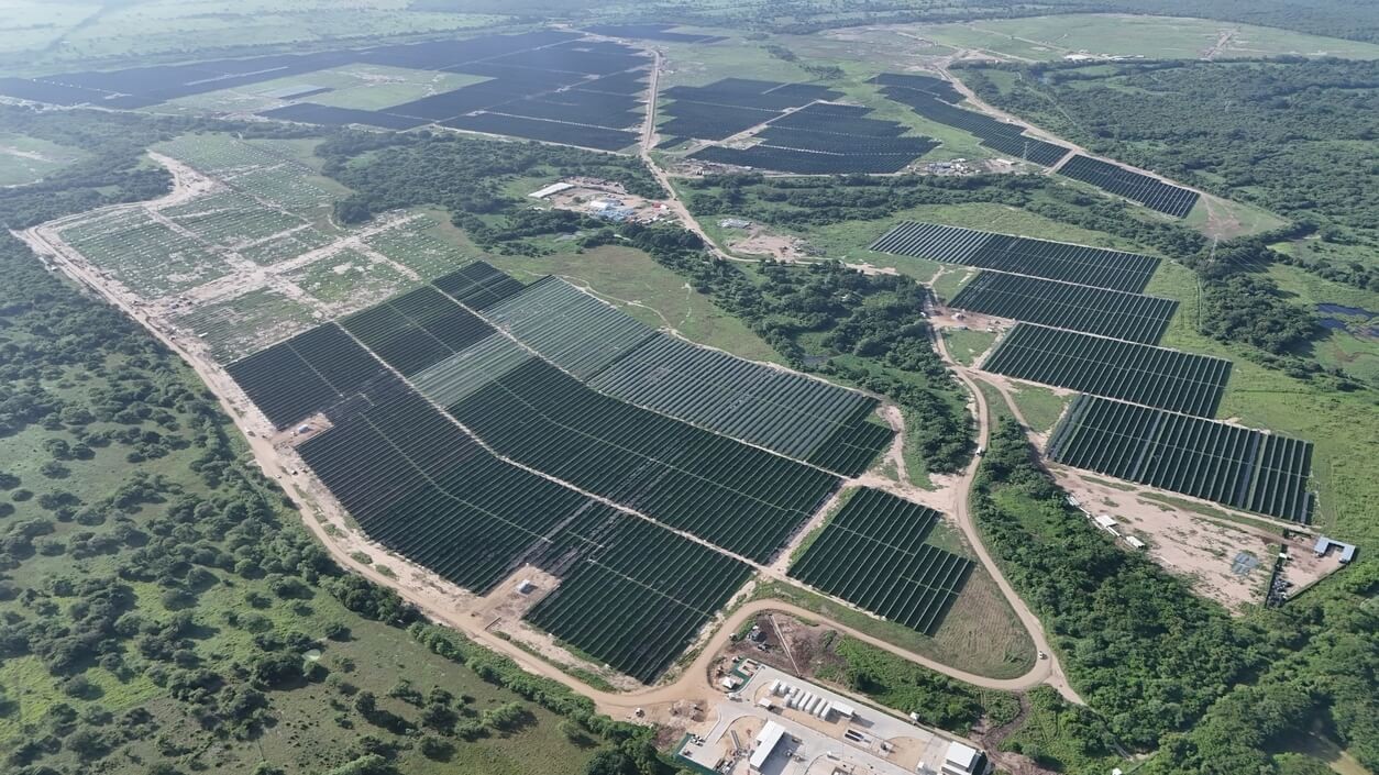 Vista aérea del parque solar Guayepo III con paneles fotovoltaicos en Atlántico.