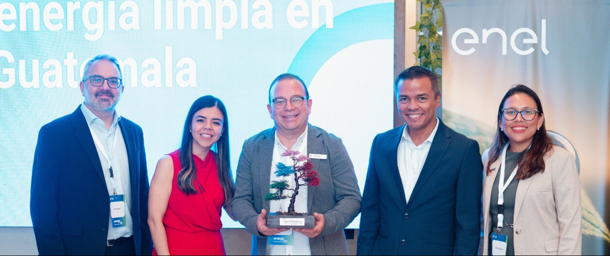 Grupo de personas posando con un premio