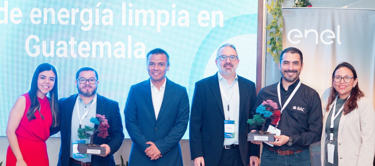 Grupo de personas posando con un premio 2
