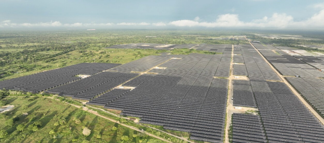 Vista aérea de un parque solar de Enel en operación en Atlántico y Cesar.