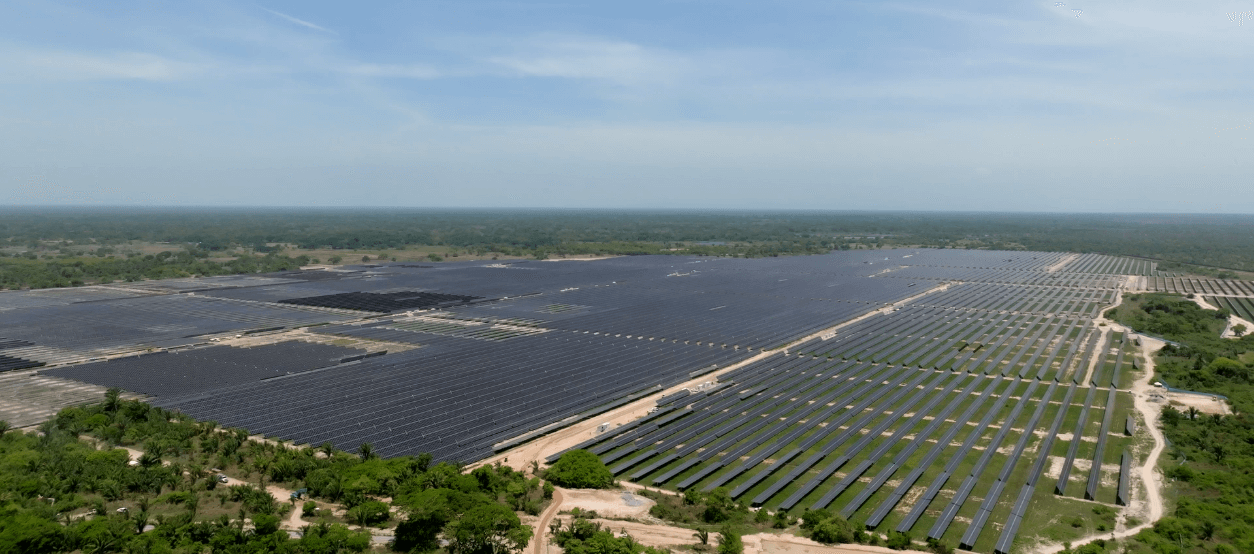 Vista panorámica de un parque solar de Enel con paneles fotovoltaicos.